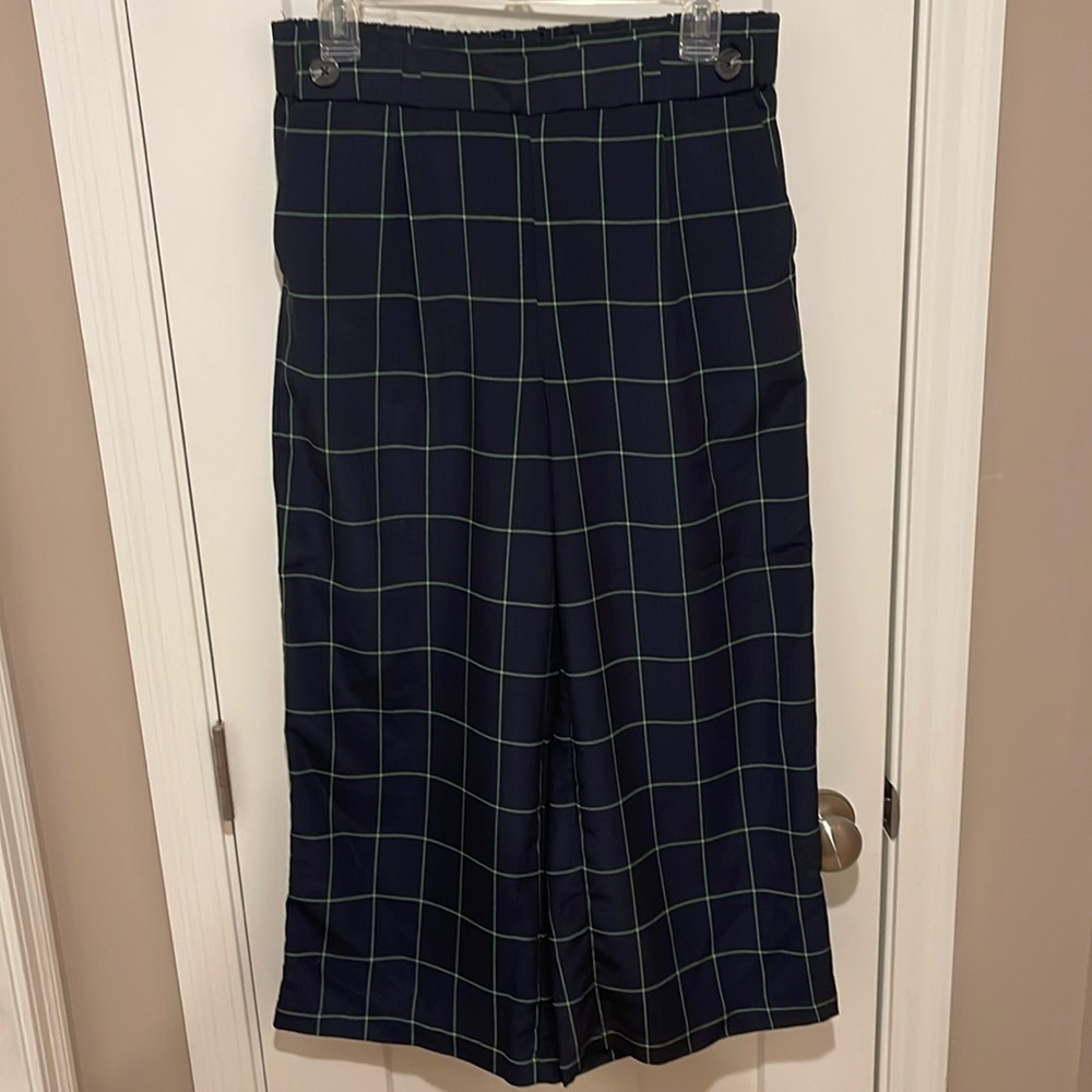 CeCe gauchos with pockets, elastic waste in back size 8